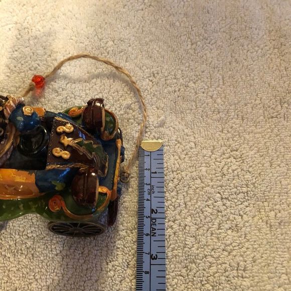 Snowman in old time car - Picture 7 of 8